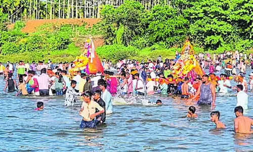 Holehonnur : होल जात्रे में उमड़ी श्रद्धालुओं की भीड़, लगाई पवित्र डुबकी Holehonnur : होल जात्रे में उमड़ी श्रद्धालुओं की भीड़, लगाई पवित्र डुबकी