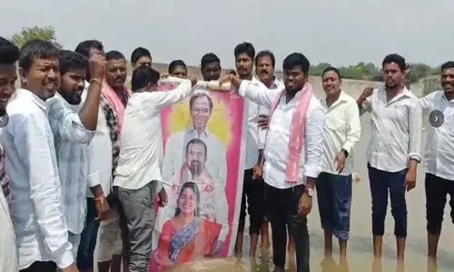 KCR, गोंगिडी सुनीता ने राजापेट में दुग्ध अभिषेक किया KCR, गोंगिडी सुनीता ने राजापेट में दुग्ध अभिषेक किया