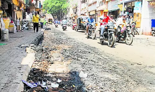 Hubballi : बारिश के कारण सड़क पर कूड़ा, यातायात बाधित Hubballi : बारिश के कारण सड़क पर कूड़ा, यातायात बाधित