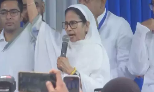 कोलकाता में ईद-उल-फितर के मौके पर ममता बनर्जी ने कहा, हमारा बस एक ही इरादा है - BJP को हटाना। कोलकाता में ईद-उल-फितर के मौके पर ममता बनर्जी ने कहा, हमारा बस एक ही इरादा है - BJP को हटाना।
