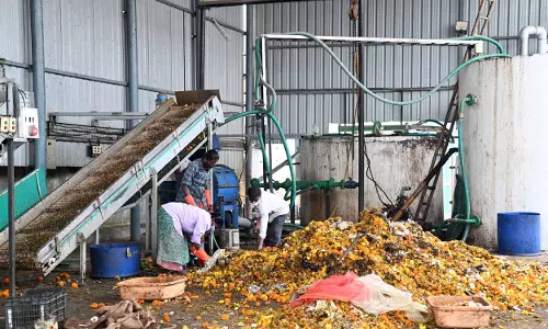 Hyderabad: सब्ज़ी मंडियाँ बायोगैस संयंत्रों की मदद से कचरे को ऊर्जा में बदल रही हैं Hyderabad: सब्ज़ी मंडियाँ बायोगैस संयंत्रों की मदद से कचरे को ऊर्जा में बदल रही हैं