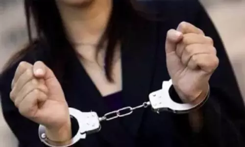 ड्रग्स नेटवर्क पर बड़ी कार्रवाई, महिला तस्कर गिरफ्तार, वीडियो सोशल मीडिया पर तेजी से वायरल... ड्रग्स नेटवर्क पर बड़ी कार्रवाई, महिला तस्कर गिरफ्तार, वीडियो सोशल मीडिया पर तेजी से वायरल...