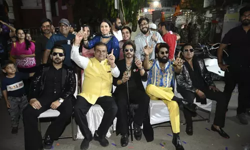 सिंधी काउंसिल के होजमालों के कार्यक्रम में सितारों ने मचाई धूम, जमकर झूमे डुप्लीकेट शाहरुख सलमान अमिताभ गोविंदा और पुष्पा