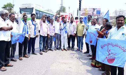 Dalit Welfare संबंधी चिंताओं को लेकर नलगोंडा में बजट के कागज़ जलाए गए Dalit Welfare संबंधी चिंताओं को लेकर नलगोंडा में बजट के कागज़ जलाए गए