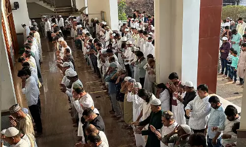 ईद-उल-फितर का जश्न: Muslim भाई-बहनों ने नमाज़ अदा की। ईद-उल-फितर का जश्न: Muslim भाई-बहनों ने नमाज़ अदा की।