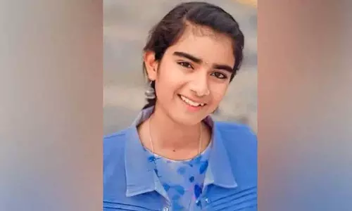 Jagtial में परिवार ने हत्या की शिकार YouTuber वैष्णवी का शोक मनाया Jagtial में परिवार ने हत्या की शिकार YouTuber वैष्णवी का शोक मनाया