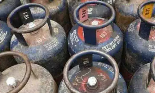 केंद्र सरकार ने कमर्शियल LPG का आवंटन बढ़ाकर 50% किया, गैस सिलेंडर की जमाखोरी और कालाबाजारी पर छापेमारी जारी