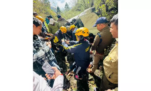 Nainital में कार के खाई में गिरने से दो लोगों की मौत और दो अन्य घायल Nainital में कार के खाई में गिरने से दो लोगों की मौत और दो अन्य घायल