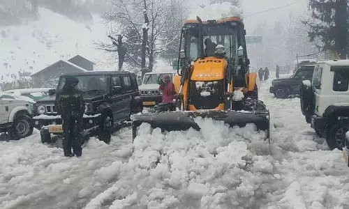 Himachal: भारी बर्फबारी से लाहौल-स्पीति ठप