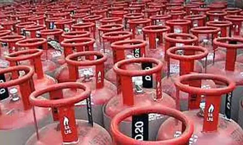 LPG की किल्लत जारी, कमर्शियल यूज़र्स के लिए सप्लाई सीमित की गई LPG की किल्लत जारी, कमर्शियल यूज़र्स के लिए सप्लाई सीमित की गई