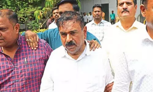 पदोन्नति के मामले में अपनी ही जाल में फँसे Ashok Kharat पदोन्नति के मामले में अपनी ही जाल में फँसे Ashok Kharat