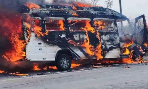 चलती हुई एक minibus में अचानक आग लग गई और वह पूरी तरह जलकर खाक हो गई
