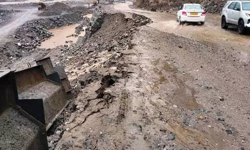 तीन महीने पहले ही दोबारा बनाई गई Kullu-Manali road का एक हिस्सा हाल की बारिश में बह गया