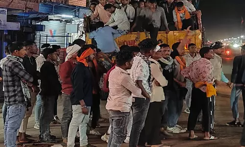 ट्रेलर में 250 यात्रियों को लेकर सैर करने निकला चालक, गिरफ्तार ट्रेलर में 250 यात्रियों को लेकर सैर करने निकला चालक, गिरफ्तार