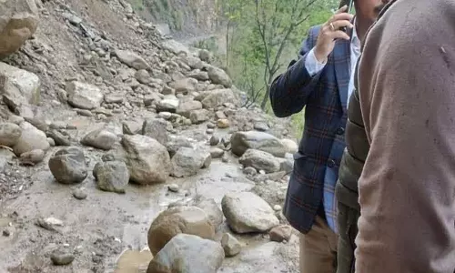 Kullu में फिर ढहे पहाड़, लोग घर छोड़कर भागे