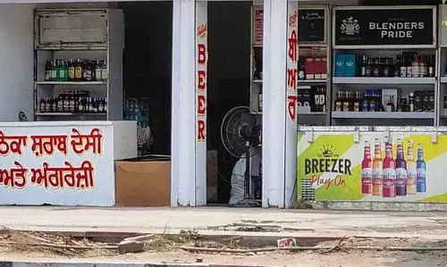 Tarn Taran village के निवासी बाज़ार से शराब की दुकान हटाने की मांग कर रहे Tarn Taran village के निवासी बाज़ार से शराब की दुकान हटाने की मांग कर रहे