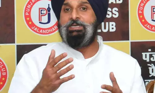 SAD ने रंधावा की आत्महत्या की CBI जांच की मांग की, इसे ‘मामला दबाने की कोशिश’ बताया SAD ने रंधावा की आत्महत्या की CBI जांच की मांग की, इसे ‘मामला दबाने की कोशिश’ बताया