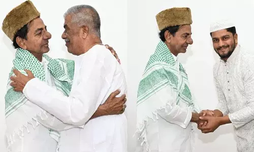 बचपन का दोस्त रमज़ान के मौके पर KCR से मिला बचपन का दोस्त रमज़ान के मौके पर KCR से मिला