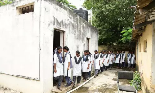 Telangana स्कूलों में बुनियादी सुविधाओं की कमी, लड़कियों के टॉयलेट संकट उजागर Telangana स्कूलों में बुनियादी सुविधाओं की कमी, लड़कियों के टॉयलेट संकट उजागर