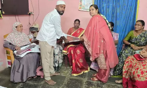 Kothagudem में पार्षद ने रमज़ान पर सफ़ाई कर्मियों व आंगनवाड़ी स्टाफ को किया सम्मानित Kothagudem में पार्षद ने रमज़ान पर सफ़ाई कर्मियों व आंगनवाड़ी स्टाफ को किया सम्मानित