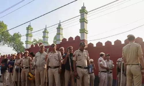Uttam Nagar में नमाज़ के बाद मुसलमानों ने पुलिस पर फूल बरसाए Uttam Nagar में नमाज़ के बाद मुसलमानों ने पुलिस पर फूल बरसाए