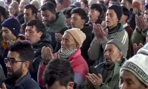 Ladakh: कारगिल में हजारों लोगों ने ईद-उल-फितर की नमाज अदा की Ladakh: कारगिल में हजारों लोगों ने ईद-उल-फितर की नमाज अदा की