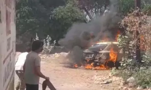 बिलासपुर में दो इलाकों में जली दो कारें, मचा हड़कंप बिलासपुर में दो इलाकों में जली दो कारें, मचा हड़कंप