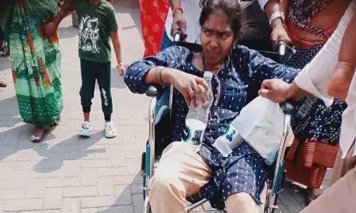 यादगिरिगुट्टा पहाड़ी पर हादसा.. श्रद्धालु के पैर के ऊपर से गुजरी RTC bus यादगिरिगुट्टा पहाड़ी पर हादसा.. श्रद्धालु के पैर के ऊपर से गुजरी RTC bus