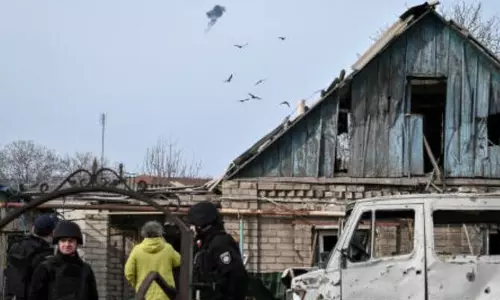 Ukraine पर रूसी हमलों में 2 की मौत, चेर्निहिव में बिजली संकट Ukraine पर रूसी हमलों में 2 की मौत, चेर्निहिव में बिजली संकट