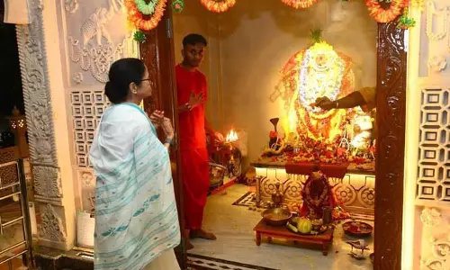 कोलकाता में माँ बगलामुखी मंदिर पहुंचीं ममता बनर्जी, की विशेष पूजा-अर्चना