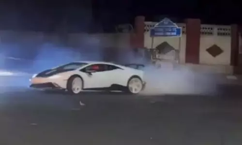 बेंगलुरु में Lamborghini से स्टंट ड्रिफ्ट, कब्बन पार्क ट्रैफिक पुलिस ने दर्ज की FIR बेंगलुरु में Lamborghini से स्टंट ड्रिफ्ट, कब्बन पार्क ट्रैफिक पुलिस ने दर्ज की FIR