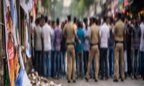 पश्चिम बंगाल के भवानीपुर में पोस्टर वॉर: तृणमूल और भाजपा ने एक-दूसरे पर लगाया आरोप पश्चिम बंगाल के भवानीपुर में पोस्टर वॉर: तृणमूल और भाजपा ने एक-दूसरे पर लगाया आरोप