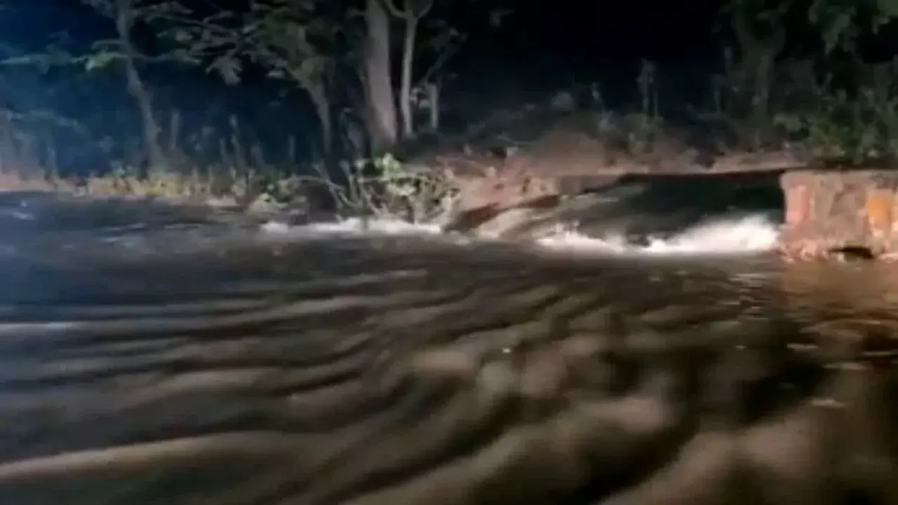 रायगढ़ में भारी बारिश से बांध का गेट टूटा, सड़क जलमग्न रायगढ़ में भारी बारिश से बांध का गेट टूटा, सड़क जलमग्न
