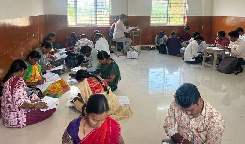 Telangana के परीक्षा केंद्रों पर मूल्यांकनकर्ताओं को ज़मीन पर बैठने के लिए मजबूर किया गया Telangana के परीक्षा केंद्रों पर मूल्यांकनकर्ताओं को ज़मीन पर बैठने के लिए मजबूर किया गया