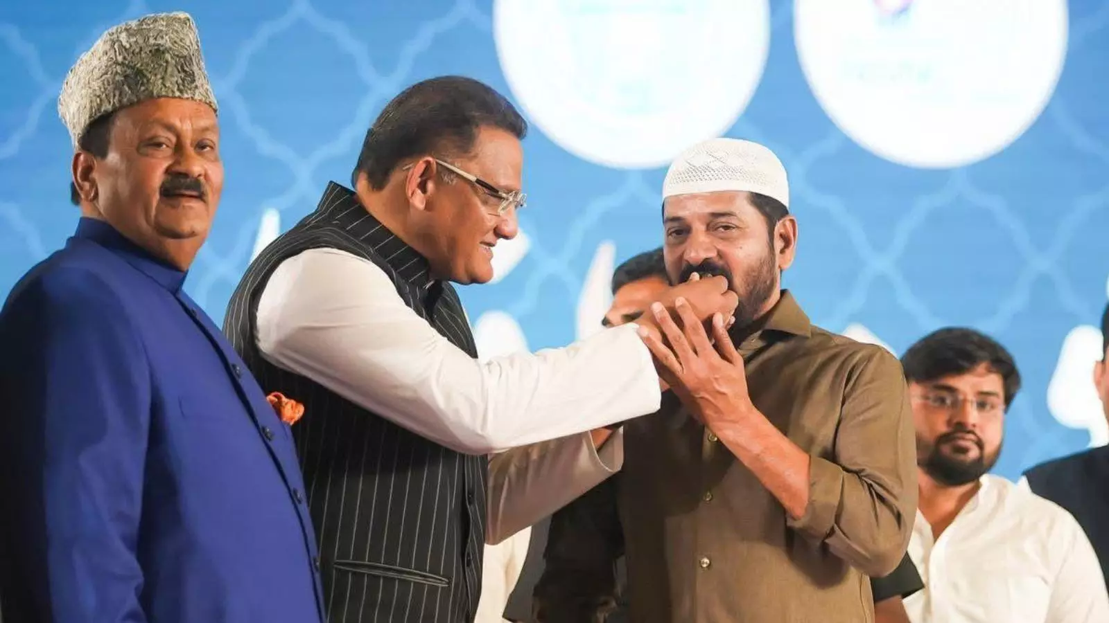 अज़हरुद्दीन ने ईद की शुभकामनाएं दीं, तेलंगाना में एकता पर जोर दिया अज़हरुद्दीन ने ईद की शुभकामनाएं दीं, तेलंगाना में एकता पर जोर दिया