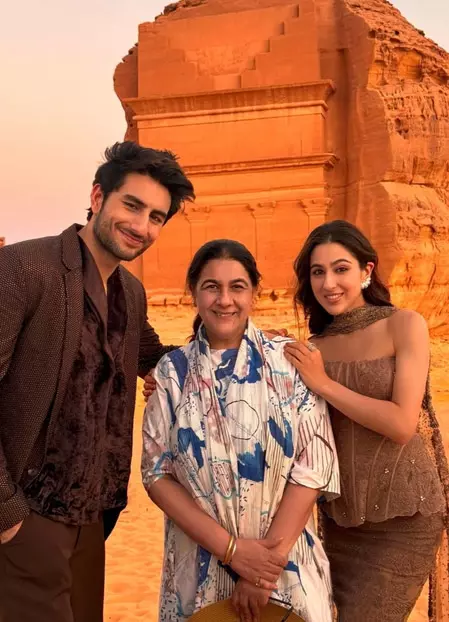 मूवी आउटिंग में स्पॉट हुईं सारा अली अली खान और पलक तिवारी, ओरी विवाद का नहीं दिखा कोई असर मूवी आउटिंग में स्पॉट हुईं सारा अली अली खान और पलक तिवारी, ओरी विवाद का नहीं दिखा कोई असर