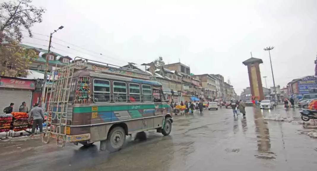 Srinagar लोगों से यातायात परामर्शों का पालन करने का आग्रह Srinagar लोगों से यातायात परामर्शों का पालन करने का आग्रह