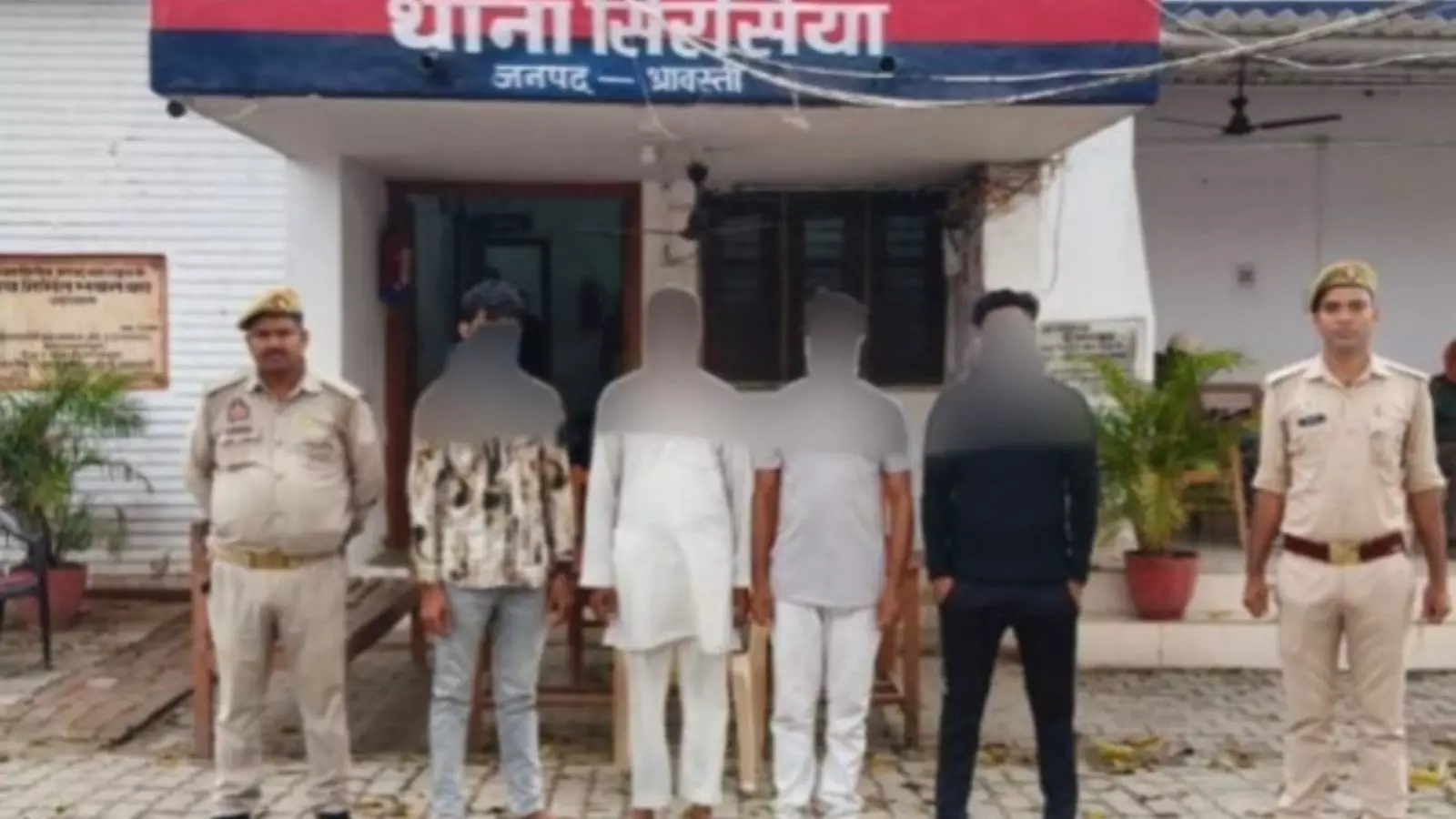 UP में मंदिर के पास इफ़्तार का बचा हुआ खाना फेंकने के मामले में 4 लोग गिरफ़्तार UP में मंदिर के पास इफ़्तार का बचा हुआ खाना फेंकने के मामले में 4 लोग गिरफ़्तार