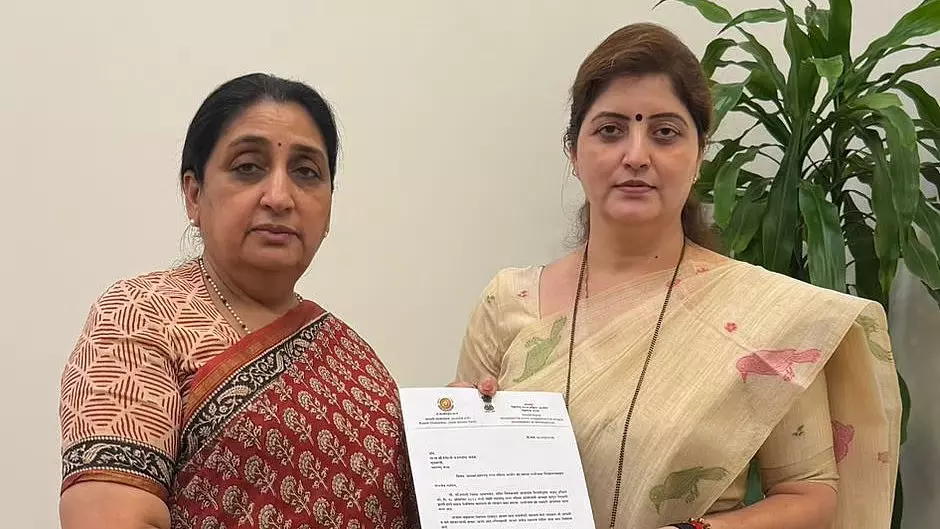 विवादों के बीच Rupali चाकणकर के इस्तीफ़े से महाराष्ट्र में सियासी तूफ़ान खड़ा हो गया है विवादों के बीच Rupali चाकणकर के इस्तीफ़े से महाराष्ट्र में सियासी तूफ़ान खड़ा हो गया है