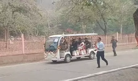 मथुरा के गोवर्धन पहुंचीं राष्ट्रपति द्रौपदी मुर्मु मथुरा के गोवर्धन पहुंचीं राष्ट्रपति द्रौपदी मुर्मु