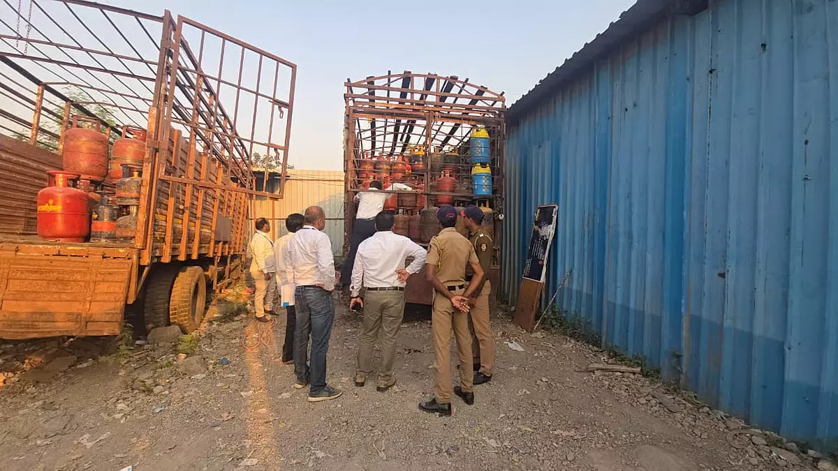 Bhopal : 35 से अधिक LPG सिलेंडर ज़ब्त, अवैध रिफिलिंग रैकेट का भंडाफोड़ Bhopal : 35 से अधिक LPG सिलेंडर ज़ब्त, अवैध रिफिलिंग रैकेट का भंडाफोड़
