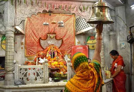नवरात्रि का तीसरा दिन: मां चंद्रघंटा की आराधना से मिलता है शांति और साहस का आशीर्वाद नवरात्रि का तीसरा दिन: मां चंद्रघंटा की आराधना से मिलता है शांति और साहस का आशीर्वाद