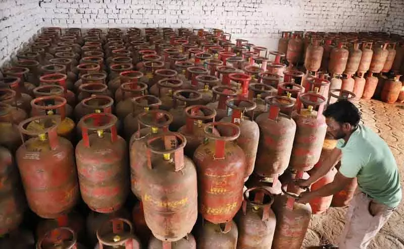 हांसी, Hisar में कमर्शियल जगहों से घरेलू LPG सिलेंडर ज़ब्त किए गए हांसी, Hisar में कमर्शियल जगहों से घरेलू LPG सिलेंडर ज़ब्त किए गए