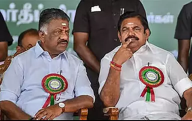 विजय ने EPS का दरवाज़ा खटखटाया: O. Panneerselvam विजय ने EPS का दरवाज़ा खटखटाया: O. Panneerselvam