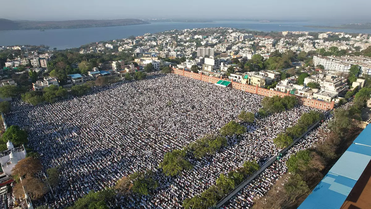 Eid-ul-Fitr 2026: भोपाल और जबलपुर में नमाज़, दान और उल्लास के साथ मनाई गई ईद-उल-फितर Eid-ul-Fitr 2026: भोपाल और जबलपुर में नमाज़, दान और उल्लास के साथ मनाई गई ईद-उल-फितर