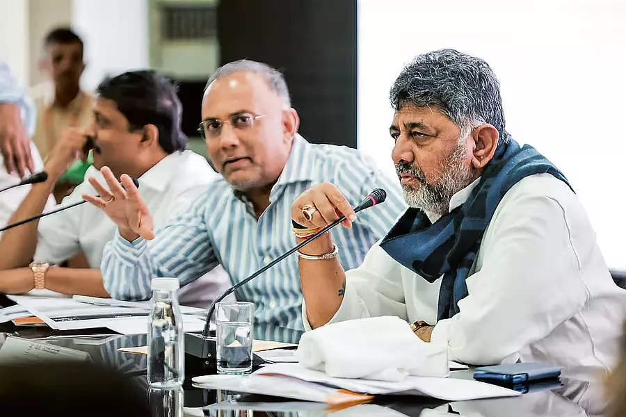 मुख्य सड़कों और उप-मुख्य सड़कों पर सड़क पर व्यापार की अनुमति नहीं: DK मुख्य सड़कों और उप-मुख्य सड़कों पर सड़क पर व्यापार की अनुमति नहीं: DK