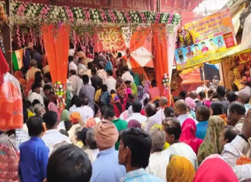 Lucknow: नवरात्रि पर लाखों श्रद्धालुओं ने किए देवी मंदिरों में दर्शन Lucknow: नवरात्रि पर लाखों श्रद्धालुओं ने किए देवी मंदिरों में दर्शन
