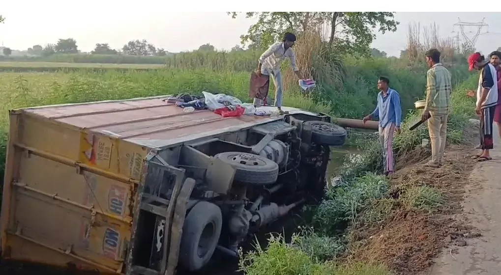 Baghpat: अनियंत्रित होकर ट्रक नहर में पलटा, राहत की खबर Baghpat: अनियंत्रित होकर ट्रक नहर में पलटा, राहत की खबर