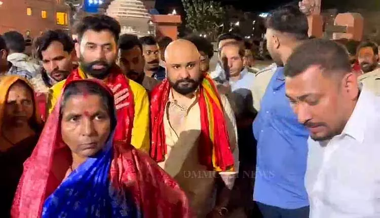 पंजाबी गायक बी प्राक ने Puri के जगन्नाथ मंदिर में आशीर्वाद लिया पंजाबी गायक बी प्राक ने Puri के जगन्नाथ मंदिर में आशीर्वाद लिया