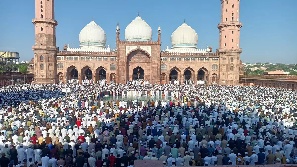 Eid-ul-Fitr 2026: भोपाल में नमाज़, दान और अपनों के साथ मनाई गई ईद-उल-फितर Eid-ul-Fitr 2026: भोपाल में नमाज़, दान और अपनों के साथ मनाई गई ईद-उल-फितर